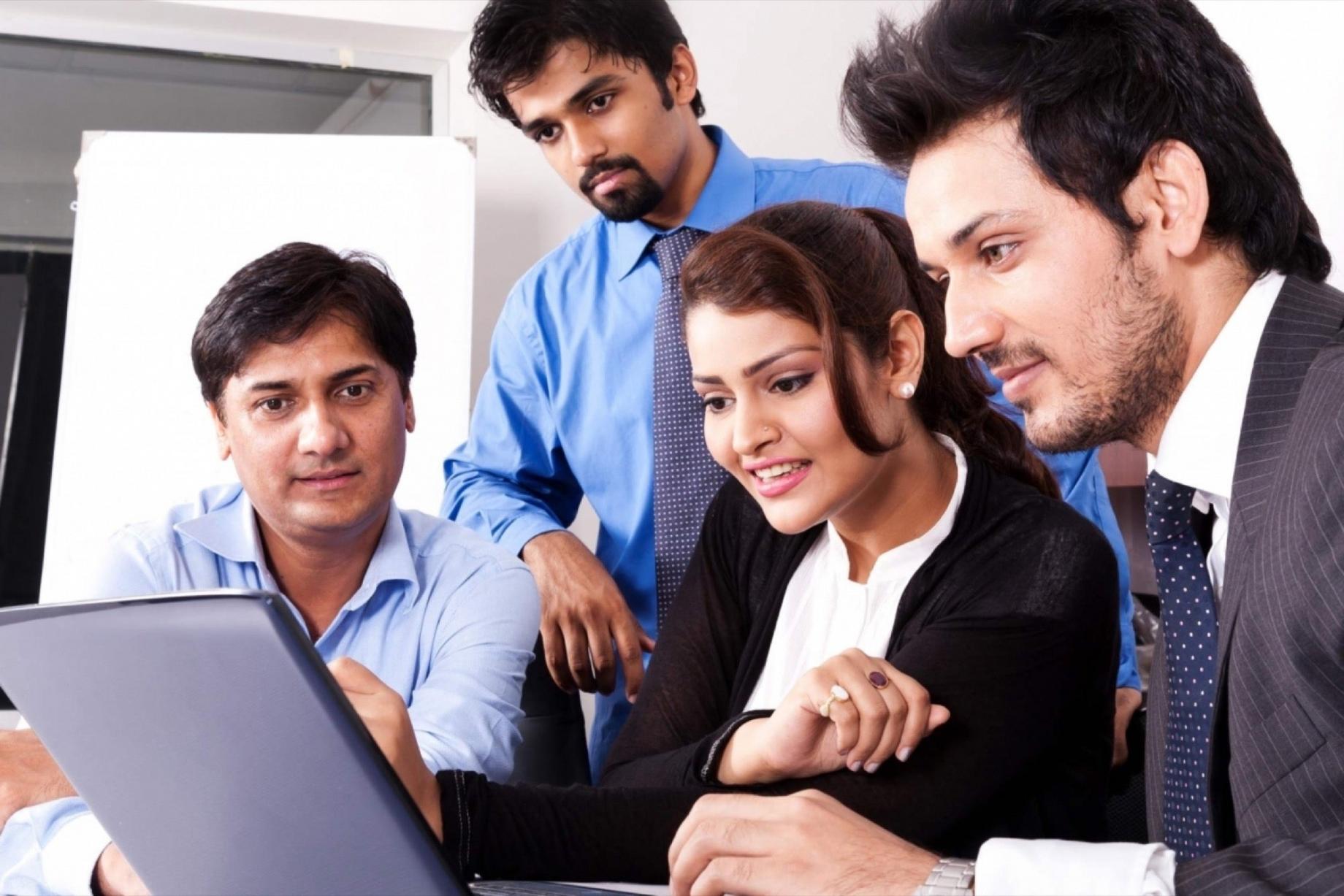 Komunita investorů diskutující o fondových reportech