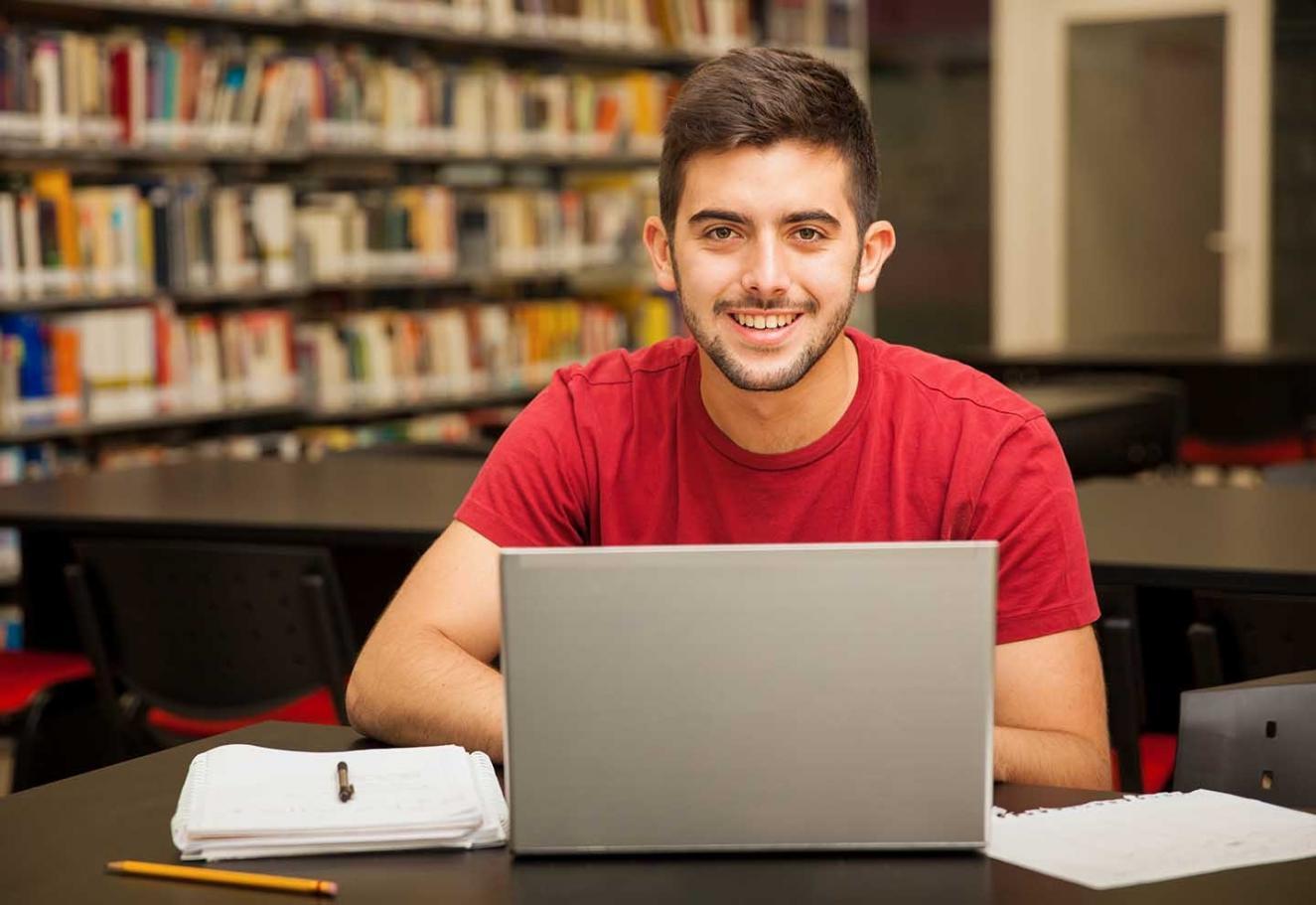 Studium investičních zpráv s moderními nástroji